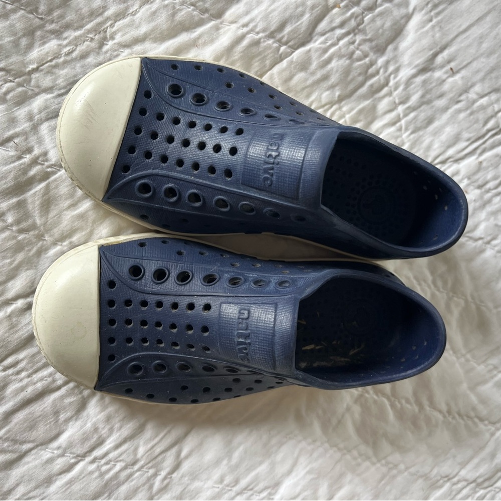 Native Kids Water Shoes in Dark Blue and Cream